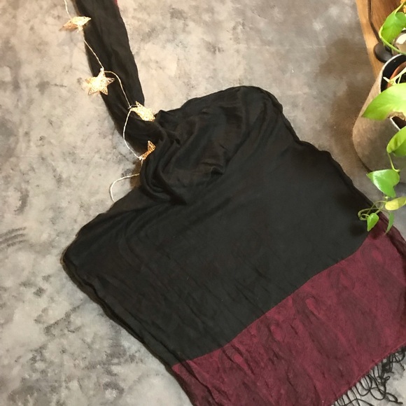 Red and black scarf - Picture 6 of 7